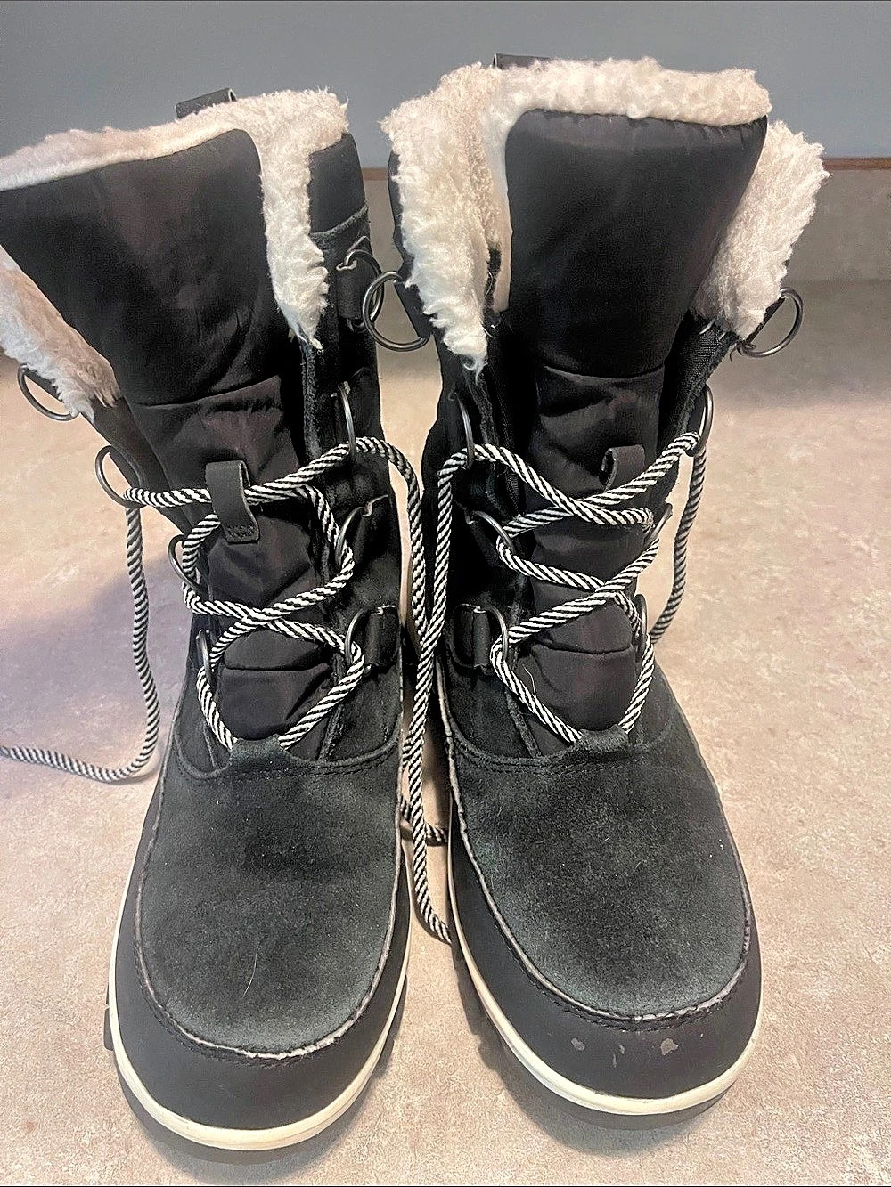 Fur-Lined Winter Boots Black & White US 6
